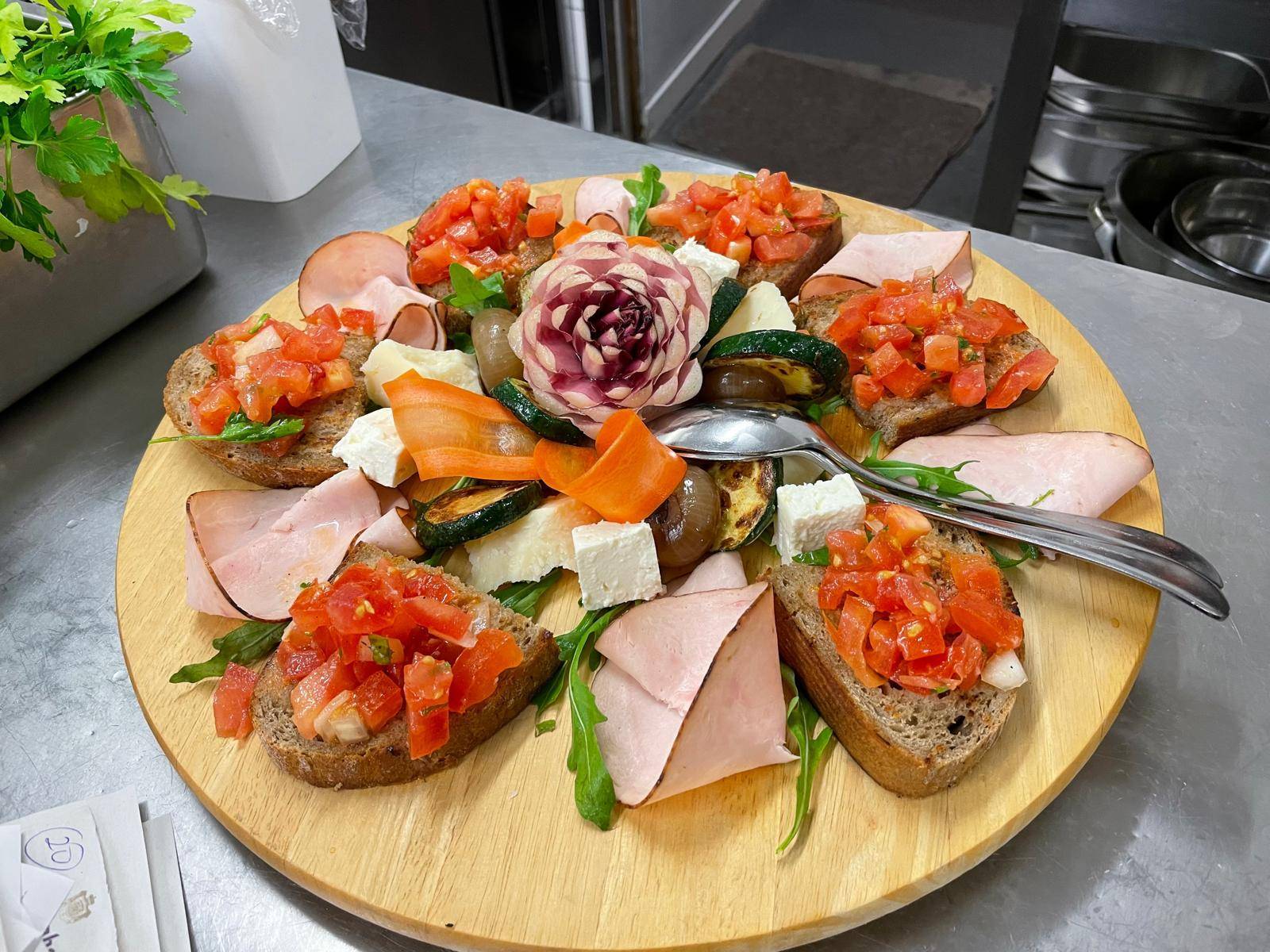 Feine Antipasti-Platte mit gegrilltem Gemüse und Oliven im Seehaus am Klosterweiher